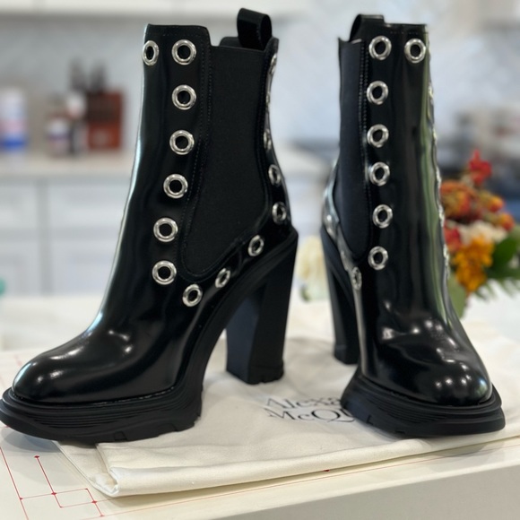 ⭐️⭐️⭐️SOLD ⭐️⭐️⭐️Alexander McQueen Tread Grommet Embellished Chelsea Boot - Picture 3 of 15